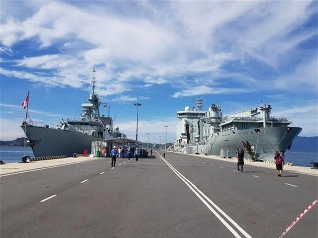 Hai chiến hạm Hoàng gia Canada chính thức thăm Cam Ranh - 1