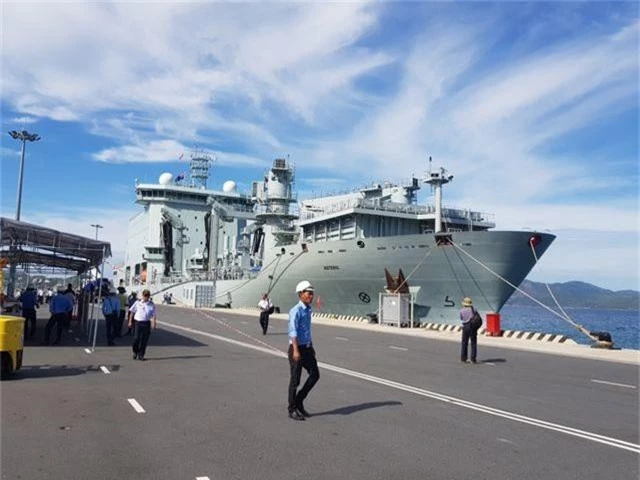Hai chiến hạm Hoàng gia Canada chính thức thăm Cam Ranh - 2