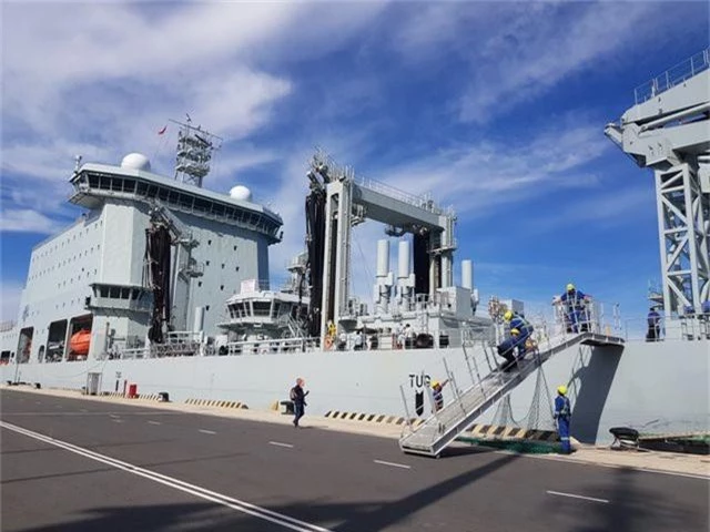Hai chiến hạm Hoàng gia Canada chính thức thăm Cam Ranh - 3
