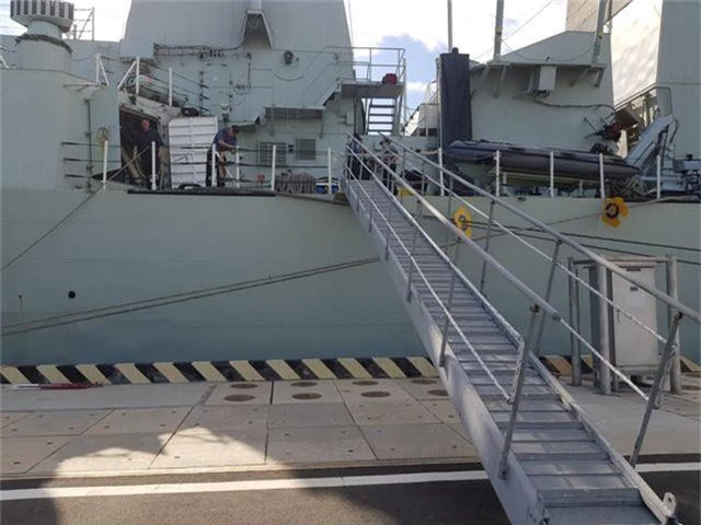 Hai chiến hạm Hoàng gia Canada chính thức thăm Cam Ranh - 5