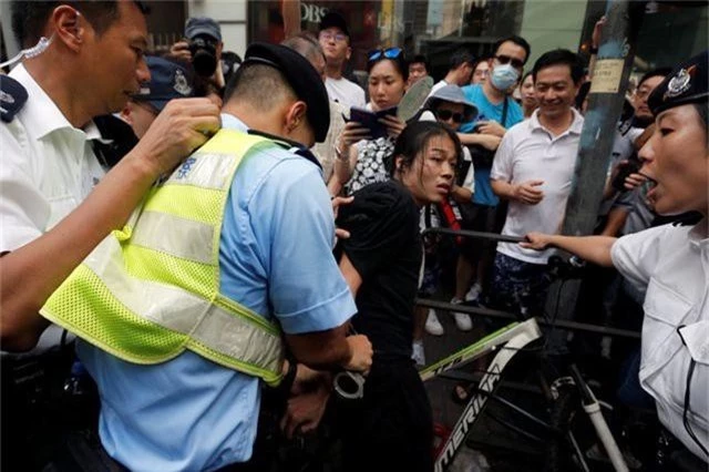 Hong Kong “rung chuyển” trước biển người phản đối dự luật dẫn độ sang Trung Quốc - 11