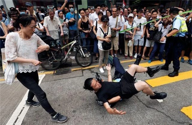 Hong Kong “rung chuyển” trước biển người phản đối dự luật dẫn độ sang Trung Quốc - 12