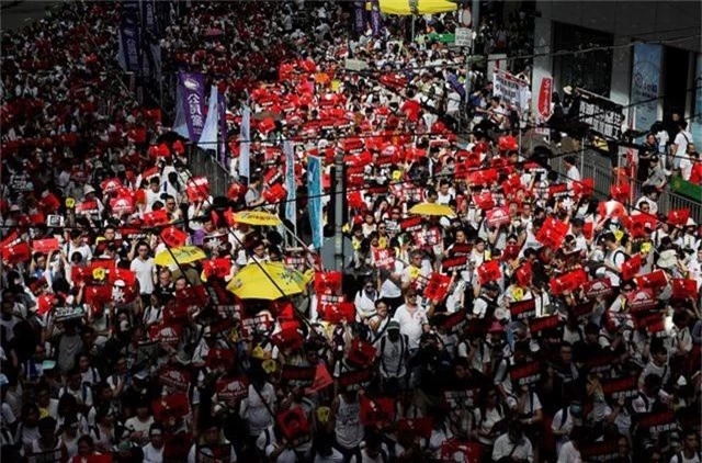 Hong Kong “rung chuyển” trước biển người phản đối dự luật dẫn độ sang Trung Quốc - 14