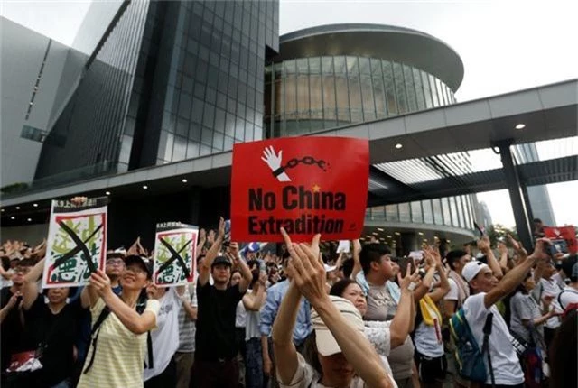 Hong Kong “rung chuyển” trước biển người phản đối dự luật dẫn độ sang Trung Quốc - 15