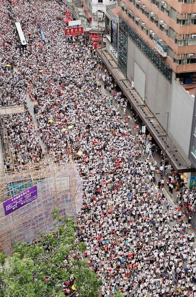 Hong Kong “rung chuyển” trước biển người phản đối dự luật dẫn độ sang Trung Quốc - 2