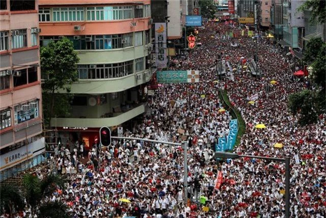 Hong Kong “rung chuyển” trước biển người phản đối dự luật dẫn độ sang Trung Quốc - 3
