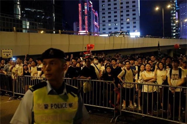 Hong Kong “rung chuyển” trước biển người phản đối dự luật dẫn độ sang Trung Quốc - 4