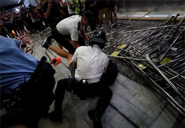 Hong Kong “rung chuyển” trước biển người phản đối dự luật dẫn độ sang Trung Quốc - 7