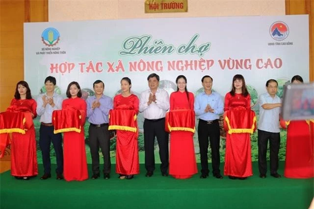 Nghi thức khai mạc Phiên chợ Hợp tác xã nông nghiệp vùng cao diễn ra tại Thành phố Cao Bằng