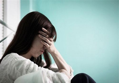 Đêm tân hôn, tôi mặc váy đỏ, xức nước hoa, trang điểm kỹ càng đầy quyến rũ nhưng chưa kịp làm gì thì chồng đã vội vàng chạy đi