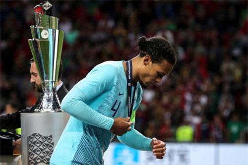 Carragher loại Van Dijk khỏi cuộc đua QBV 2019