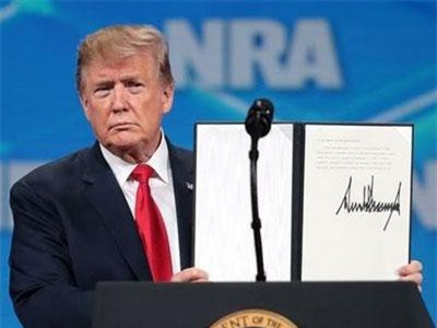 Chữ ký “không giống ai” của Tổng thống Trump gây xôn xao