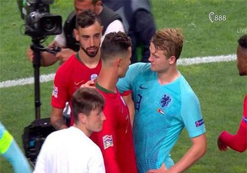 De Ligt sốc vì C.Ronaldo cầu xin anh đến Juventus