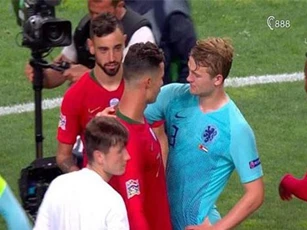 De Ligt sốc vì C.Ronaldo cầu xin anh đến Juventus