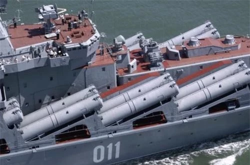 Thật vậy, mọi kẻ thù sừng sỏ nhất Hải quân Nga luôn hãi hùng mỗi khi thấy bóng dáng hai hàng dài tên lửa dọc hông tàu – nơi chứa các quả đạn khổng lồ P-1000 Vulcan. 
