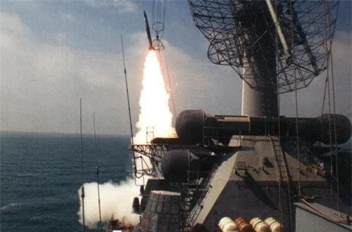 Để đánh bại Moskva là không dễ bởi hệ thống phòng không của tàu cũng rất mạnh với hệ thống tên lửa phòng không S-300F có tầm bắn từ 7-90m, độ cao từ 25m tới 25km. 