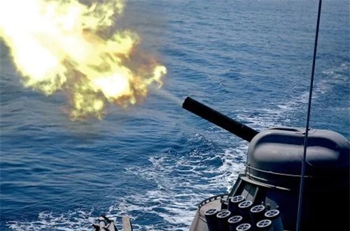 6 bệ pháo phòng không cao tốc AK-630M có tốc độ bắn mỗi khẩu 5.000 phát/phút, dựng màn đạn dày đặc che chắn tàu trước các tên lửa chống hạm của đối phương áp sát cự ly 5km trở xuống. 