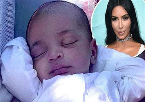 Lần đầu xuất hiện, bé út mới sinh nhà Kim Kardashian gây sốt vì quá xinh nhưng cái tên lại khiến netizen bối rối