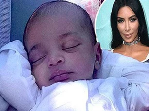 Lần đầu xuất hiện, bé út mới sinh nhà Kim Kardashian gây sốt vì quá xinh nhưng cái tên lại khiến netizen bối rối