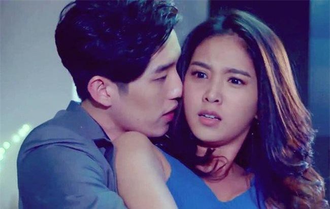 Đêm tân hôn, chồng thì thầm rồi chỉ chiếc còng tay trên bàn khiến cô dâu mới lạnh run người