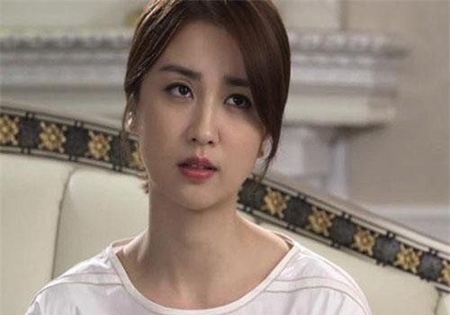 Mẹ chồng tỏ ra khó chịu khi thấy con trai lúi húi rửa bát, tôi tỉnh bơ đáp lại một câu khiến bà phát ngượng