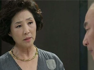 Mẹ chồng làm khó vì con trai cưng chiều vợ, nhưng bà đã thay đổi hoàn toàn khi thấy tin nhắn lạ trong điện thoại