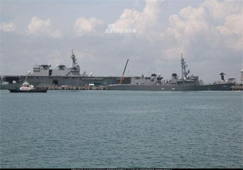 Cận cảnh khu trục hạm lớn nhất thế giới của Nhật đang ở Singapore