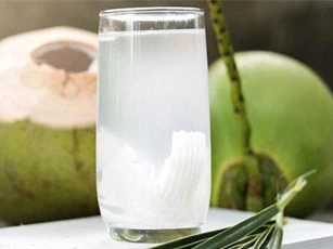 Uống nước dừa vào mùa hè: Đừng quên những lưu ý “đắt giá” từ chuyên gia để vừa khoẻ vừa đẹp