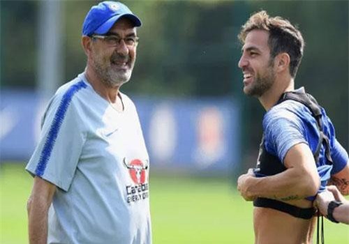 Fabregas chỉ trích Sarri là một HLV rất cứng đầu
