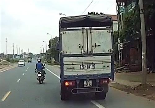 CLIP: Người đàn ông điều khiển xe máy sang đường 'kiểu tự sát' suýt gây họa cho ôtô