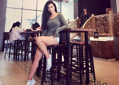 Chị gái Đại Nhân U50 trẻ đẹp nhờ tỏi đen, yoga, tránh xa mạng xã hội