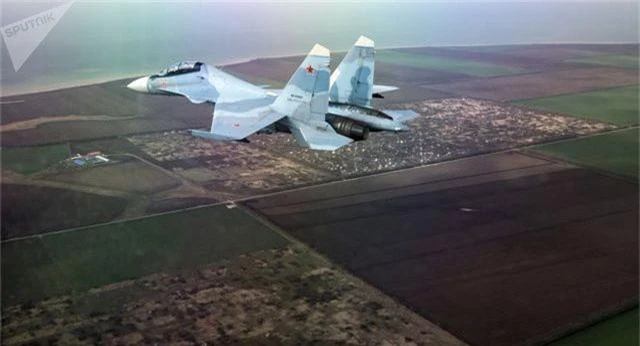 “Hổ mang chúa” Su-30SM bất ngờ bị bung dù hãm khi nhào lộn trên không trung - 1