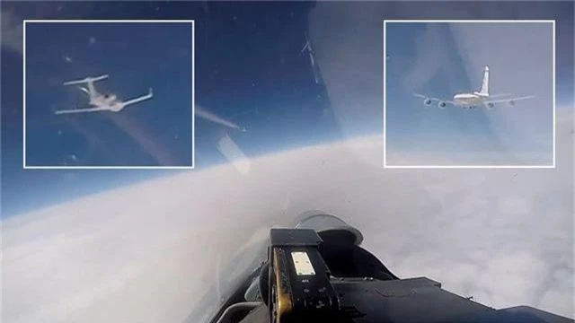 Khoảnh khắc Su-27 Nga chặn máy bay do thám Mỹ áp sát biên giới - 1