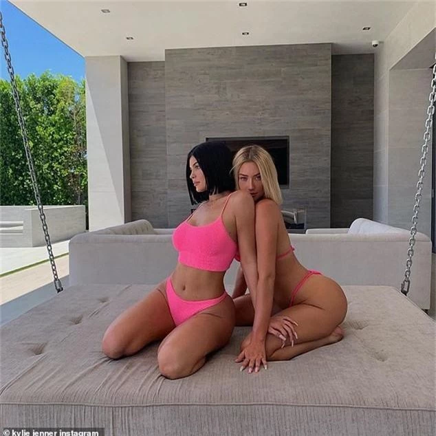 Kylie Jenner diện bikini đôi khoe body ngồn ngộn bên bạn thân, nhưng sao cách tạo dáng lại nhức mắt thế này? - Ảnh 4.