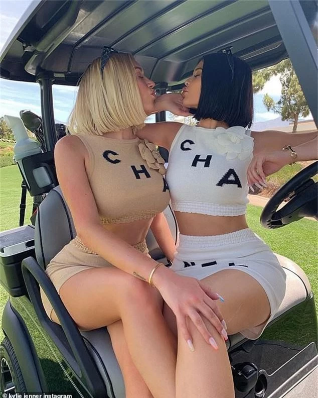 Kylie Jenner diện bikini đôi khoe body ngồn ngộn bên bạn thân, nhưng sao cách tạo dáng lại nhức mắt thế này? - Ảnh 5.