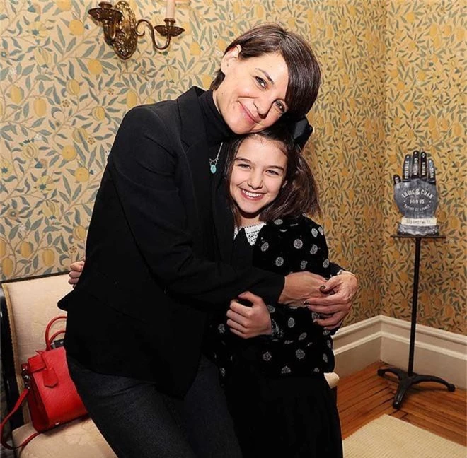 Lâu rồi mới xuất hiện cùng mẹ, Suri Cruise gây trầm trồ vì không cần lồng lộn mà vẫn ngày càng xinh xắn - Ảnh 2.