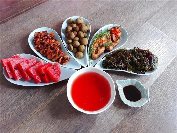 Mâm cơm gia đình mùa hè - Ảnh 1. Mâm cơm gia đình mùa hè - Ảnh 1.
