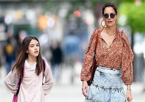 Lâu rồi mới xuất hiện cùng mẹ, Suri Cruise gây trầm trồ vì không cần lồng lộn mà vẫn ngày càng xinh xắn