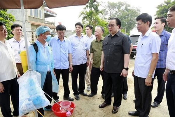 Bí thư Thành ủy Hoàng Trung Hải kiểm tra tại chốt kiểm dịch trên địa bàn xã Đông Yên. (Ảnh: HNP)