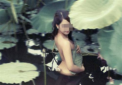 Những màn khoe thân "nóng mắt" giữa hồ sen thời gian qua