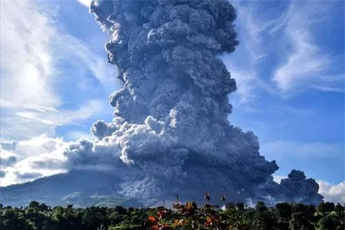 Núi lửa Sinabung ở Sumatra phun cột khói cao ngút. Ảnh: EPA.