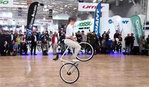 CLIP: Gái xinh biểu diễn kỹ thuật siêu đẳng với xe đạp