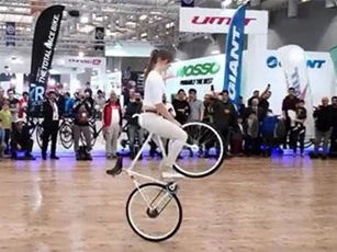 CLIP: Gái xinh biểu diễn kỹ thuật siêu đẳng với xe đạp