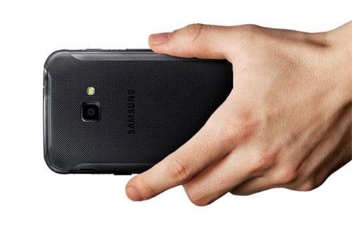 Samsung ra mắt smartphone ‘nồi đồng cối đá’, giá gần 8 triệu