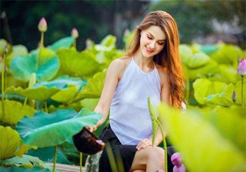 Bộ ảnh thiếu nữ ngoại quốc thả dáng bên hoa sen gây “sốt” mạng