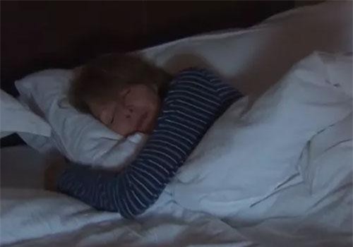 Ngủ để đèn dễ gây tăng cân