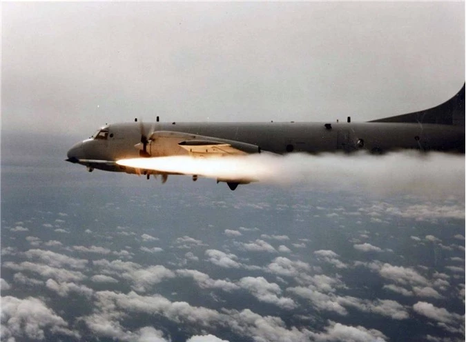 P-3 Orion phóng tên lửa không đối không AIM-9.