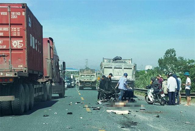 Hà Nam: Hai thanh niên tử nạn sau cú đối đầu với xe ben