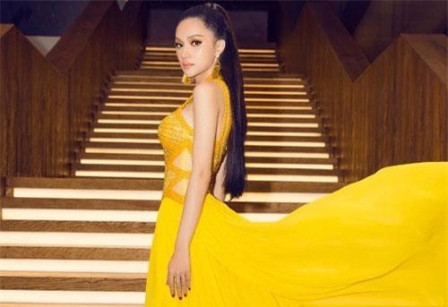 Ngoài H'Hen Niê vẫn còn một nàng Hậu mê mẩn trang phục màu vàng chói lọi