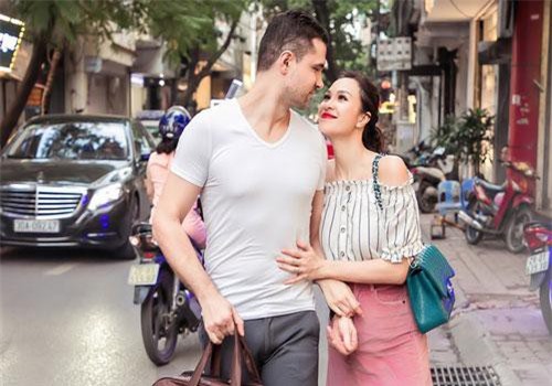 Chồng Tây gia thế khủng của Phương Mai diện áo phông giản dị, liên tục dành nhiều cử chỉ ngọt ngào cho vợ